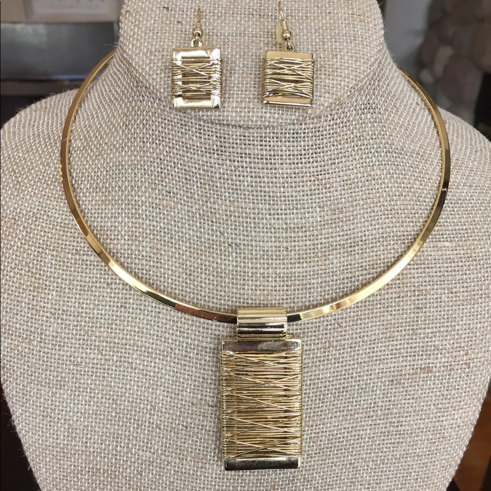 Lia Sophia collar necklace & earrings!